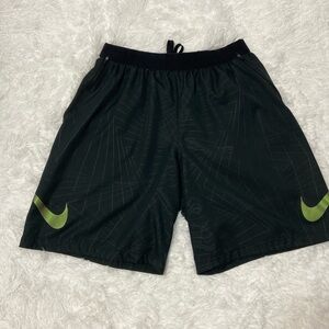 NIKE MEN BLACK WITH LARGE GREEN LOGO LIGHTWEIGHT TRAINING SHORT PANTS.SIZE-LARGE